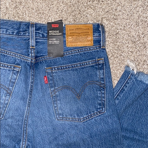 NWT LEVIS WEDGIE STRAIGHT WOMEN'S JEANS - Picture 4 of 5